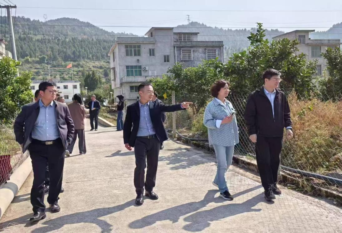 易见伟同志挂职期满载誉归来